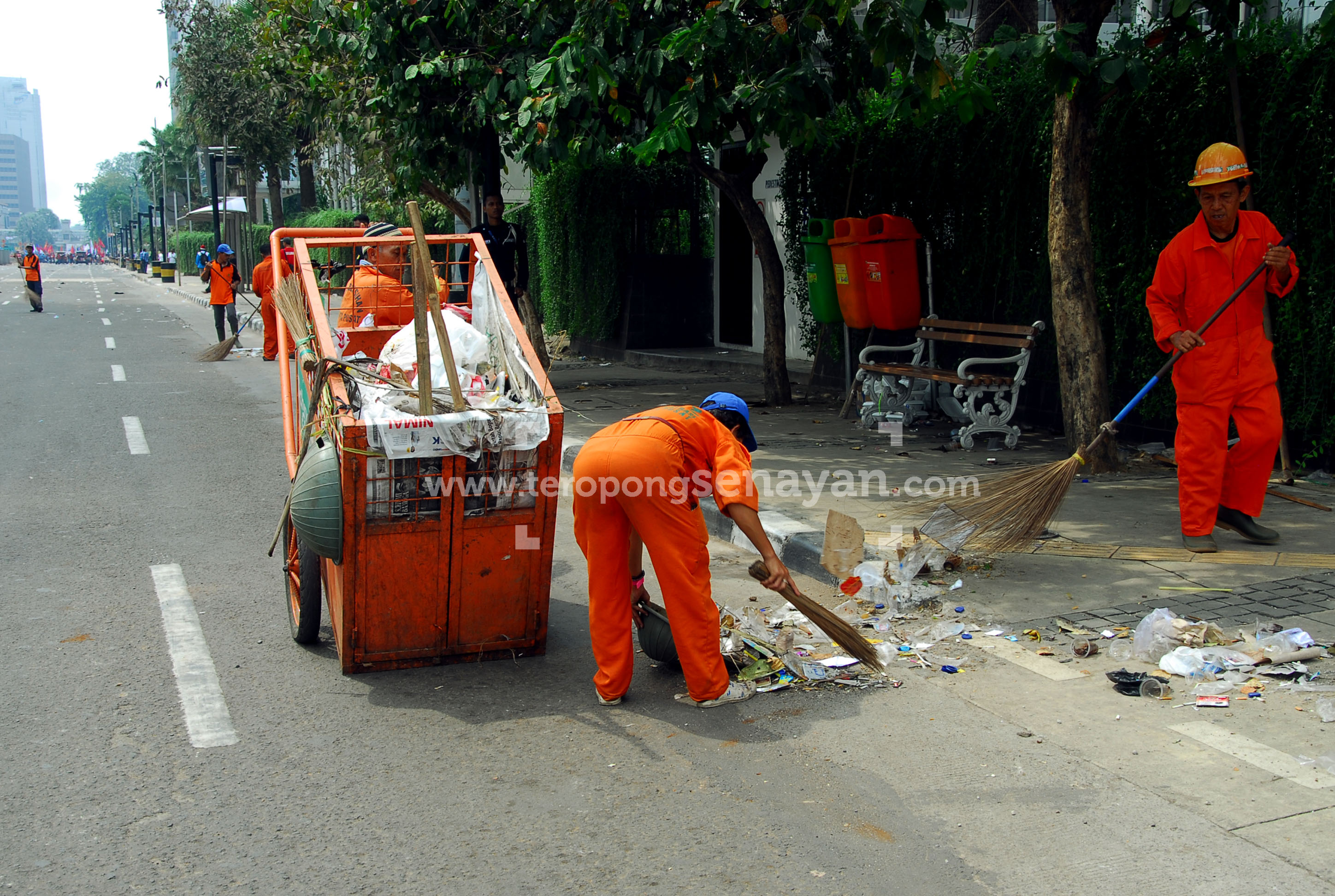 64SAMPAH_SISA_DEMONSTRAN_6.jpg