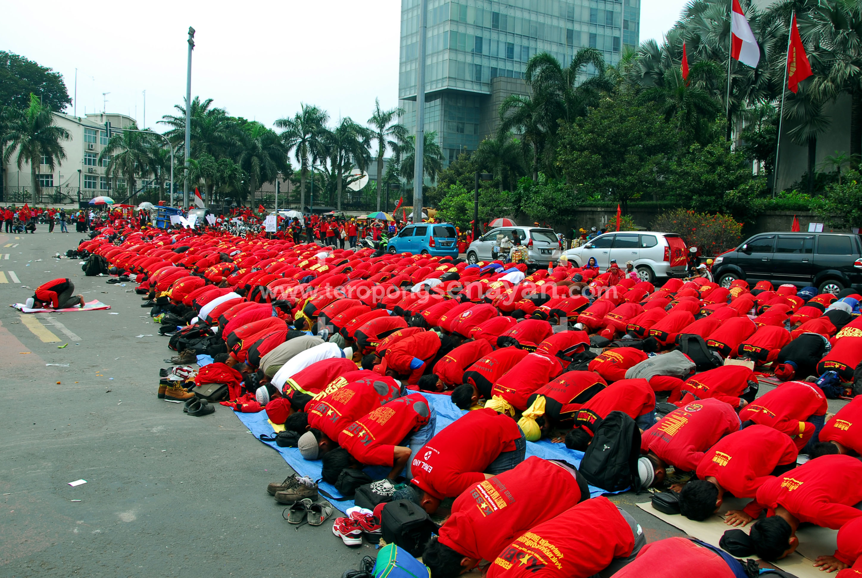 81DEMONSTRAN_SHOLAT_JUMAT_DEPAN_HI_6.jpg