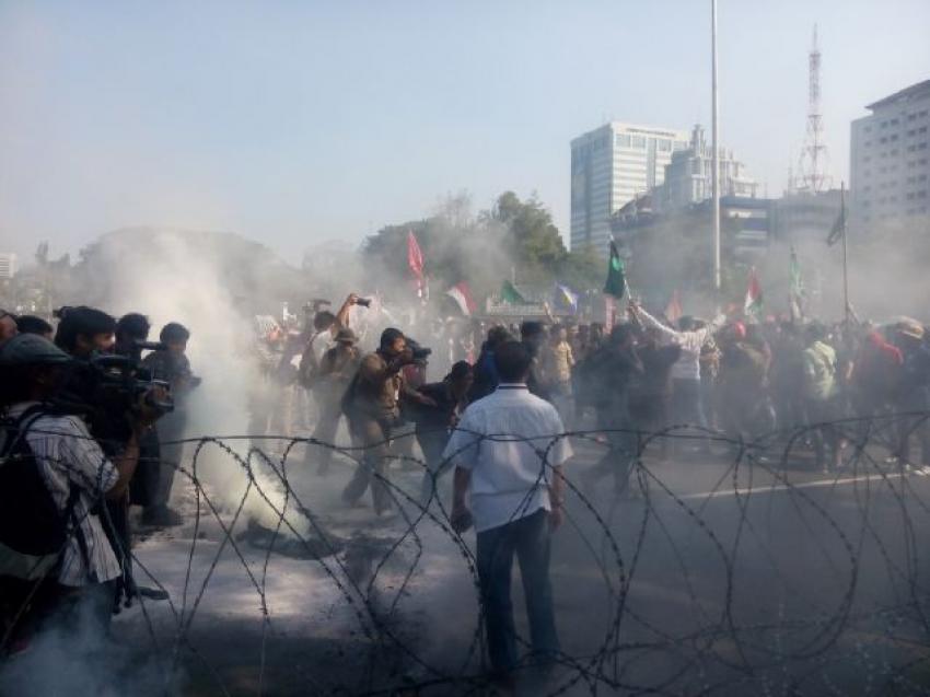 90demo-depan-istana.jpg