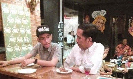 54jokowi-bersama-gibran-ketika-berkunjung-ke-kafe-markobar.jpg