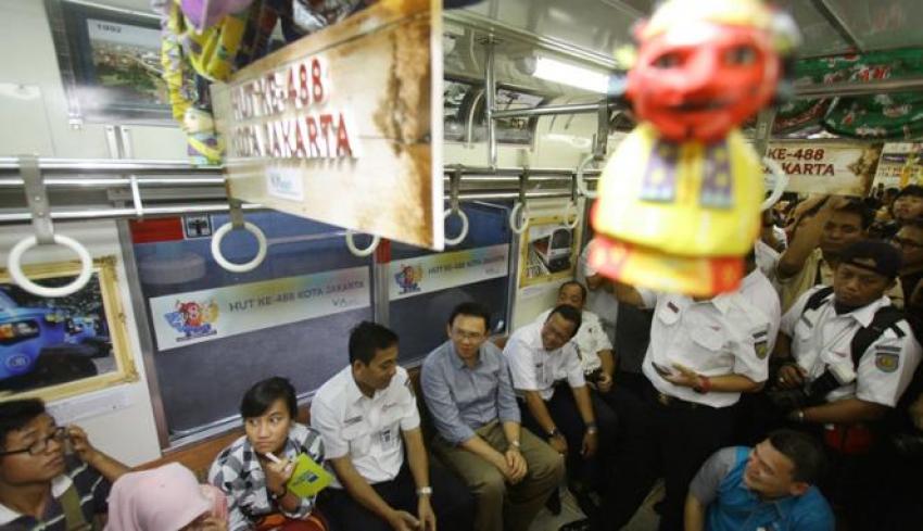 35ahok_naik_kereta_tematik.jpg