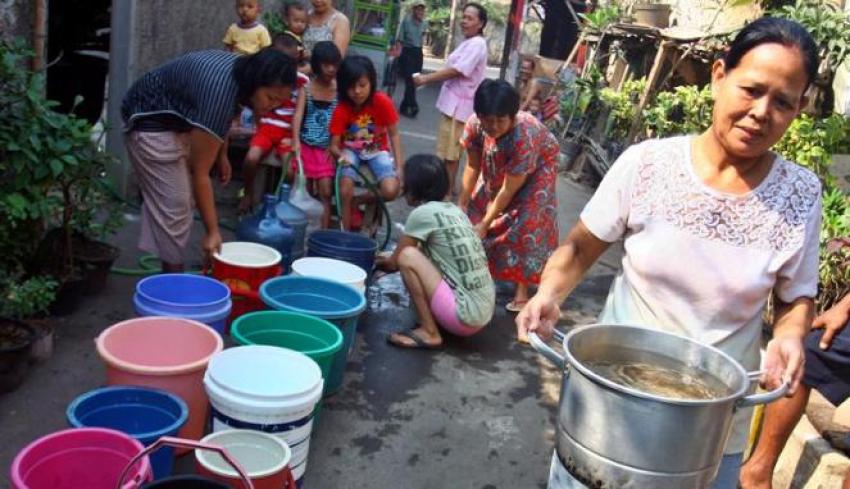 17warga-antre-mendapatkan-air-bersih.jpg