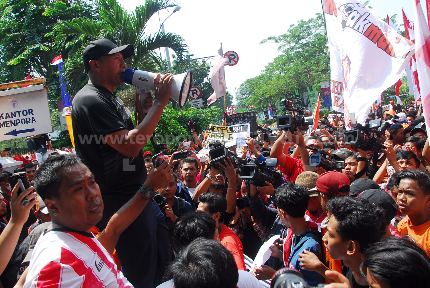 83DEMO_JAKMANIA_2.jpg