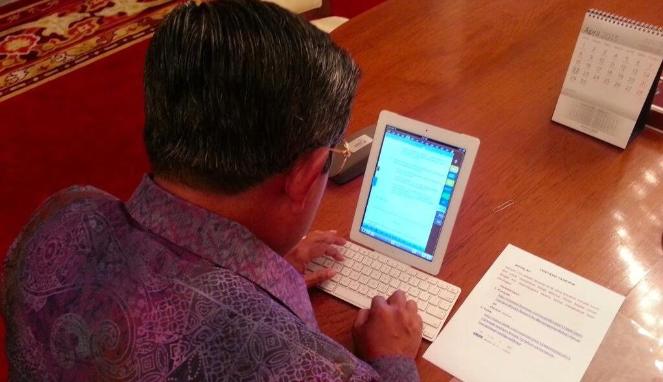 73sby-sedang-menulis-dan-pantau-twitter-dengan-perangkat-tablet_663_382.jpg