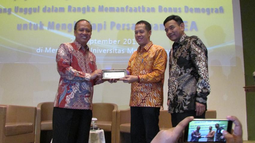 57MNasir_bersama_Rektor_UMB.JPG