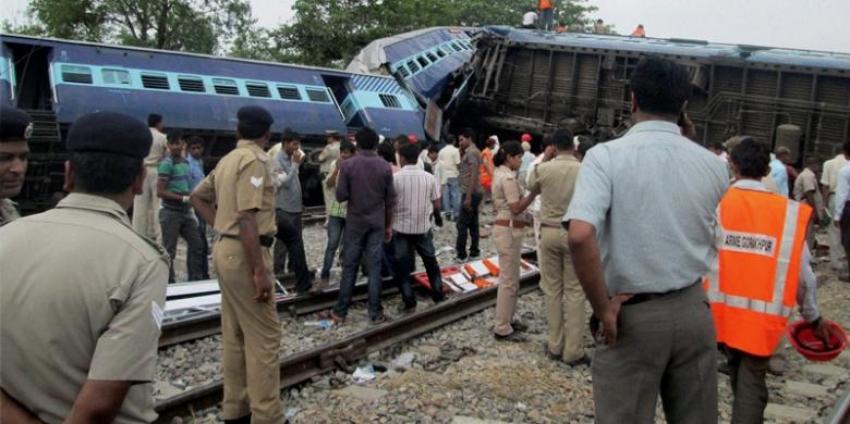 26kecelakaankeretaindia.jpg