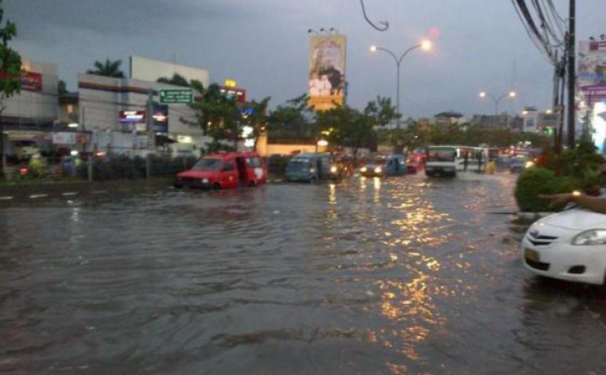 45jalan-margonda-banjir.jpg