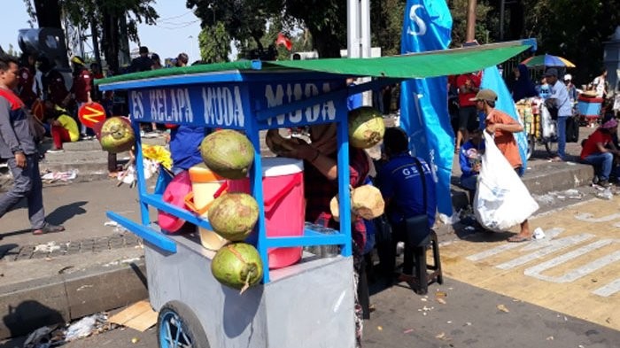 51pedagang-es-kelapa-muda-ketiban-rezeki-di-aksi-may-day_20180501_151215.jpg.jpg