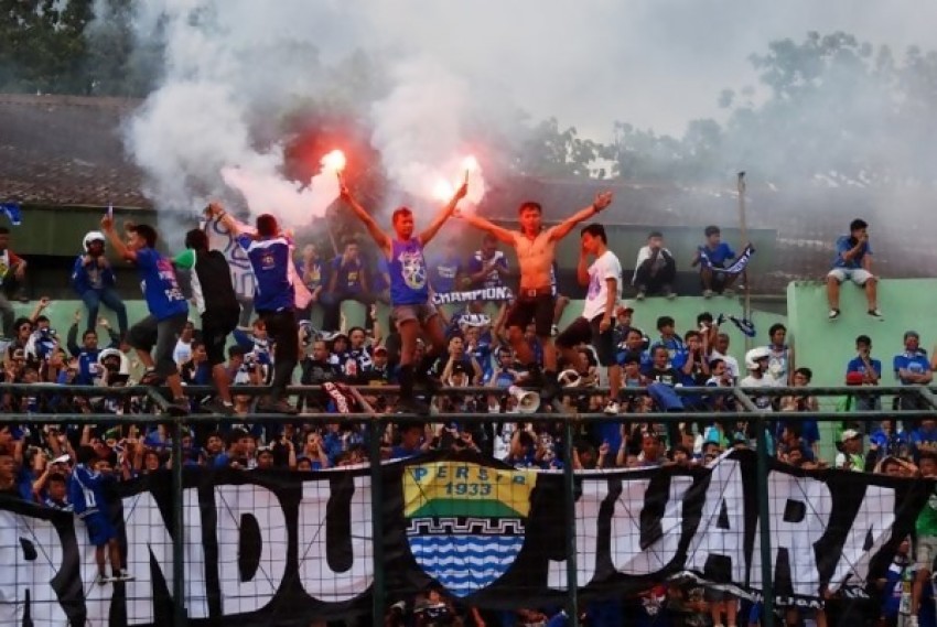 34Persib-Lawan-Arema-Final-IIC-Bobotoh-Nekad-ke-Palembang-Meski-Ongkos-Bus-Naik.jpg.jpg