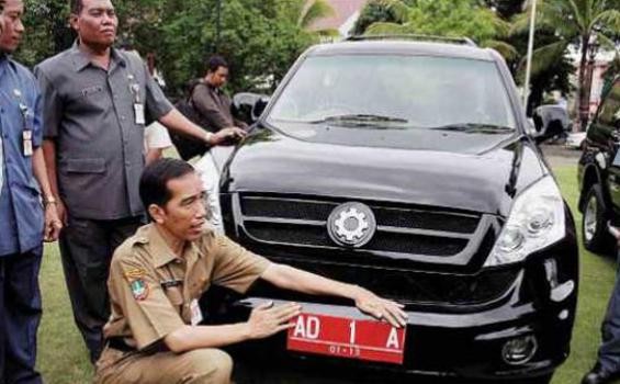 11jokowi-dan-mobil-esemka.jpg.jpg