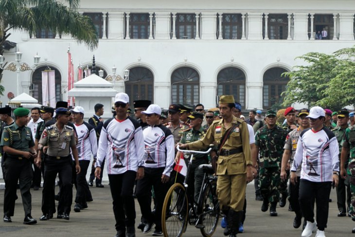 93Jokowi-Gowes.jpg