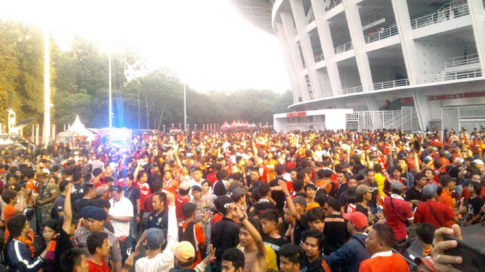 97jakmania-mulai-memasuki-kawasan-stadion-utama-gelora-bung-karno-2_20180217_183142.jpg